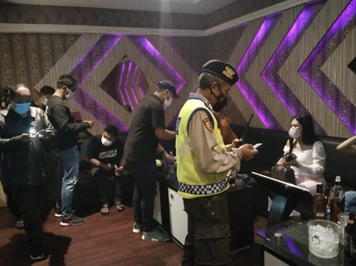 Petugas saat menggelar razia di salah satu karaoke keluarga di kawasan Jalan Teuku Umar Denpasar