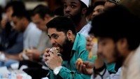 Selama bulan Ramadan, Masjid Al-Azhar Kairo menyediakan hidangan buka puasa bagi umat muslim.