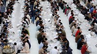 Hidangan berbuka puasa disajikan dalam boks. Sesekali, jemaah Masjid Al-Azhar Kairo mengabadikan momen ini lewat kamera ponsel. Jika Anda perhatikan seksama, ada juga beberapa WNI yang ikut buka puasa di sana.