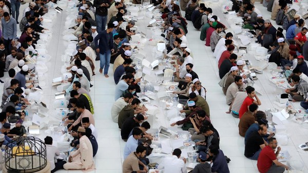 Hidangan berbuka puasa disajikan dalam boks. Sesekali, jemaah Masjid Al-Azhar Kairo mengabadikan momen ini lewat kamera ponsel. Jika Anda perhatikan seksama, ada juga beberapa WNI yang ikut buka puasa di sana. Hidangan berbuka puasa disajikan dalam boks. Sesekali, jemaah Masjid Al-Azhar Kairo mengabadikan momen ini lewat kamera ponsel. Jika Anda perhatikan seksama, ada juga beberapa WNI yang ikut buka puasa di sana.