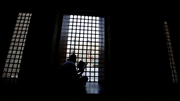 Salah seorang jemaah tengah membaca Al-Quran menunggu waktu buka puasa. Masjid Al-Azhar Kairo memiliki sejarah panjang dalam peradaban Islam di dunia. Salah seorang jemaah tengah membaca Al-Quran menunggu waktu buka puasa. Masjid Al-Azhar Kairo memiliki sejarah panjang dalam peradaban Islam di dunia.Â
