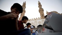 Masjid Al-Azhar Kairo dibangun oleh Panglima Jauhar Assiqilli di Kairo antara tahun 359-361 Hijriyah atau 970-972 Masehi atas perintah khalifah Muiz Lidinillah, dari Daulat Fatimiah. Masjid ini adalah masjid Islam yang paling terkenal sekaligus masjid kampus terbesar.