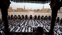 Ribuan umat muslim berkumpul saat buka puasa di Masjid Al-Azhar Kairo, ibu kota negara Mesir.