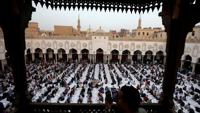 RELIGION-RAMADAN/EGYPT Muslims gather to eat Iftar, the meal to end their fast at sunset, during the holy fasting month of Ramadan, at Al Azhar mosque in the old Islamic area of Cairo, Egypt April 8, 2022. REUTERS/Mohamed Abd El Ghany