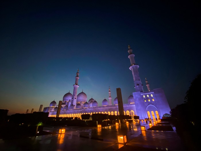 RELIGION-RAMADAN/EMIRATES A policeman is pictured as a military cannon is fired to mark sunset and the end of the fasting day, during the holy month of Ramadan at the Sheikh Zayed Grand Mosque in Abu Dhabi, United Arab Emirates, April 9, 2022. Picture taken April 9, 2022. REUTERS/Abdel Hadi Ramahi