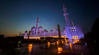 Lanskap Masjid Raya Syekh Zayed, Abu Dhabi, UEA difoto saat Magrib. Nama masjid tersebut menggunakan nama pendiri negara para emir, Uni Emirat Arab.