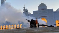 Dentuman meriam menandai masuknya waktu Magrib alias waktu berbuka puasa. Masjid ini mempunyai luas 22.412 meter persegi itu setara dengan lima lapangan sepak bola. Kapasitas masjid mencapai 40.960 jemaah.