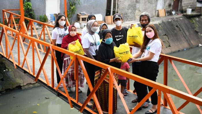 Karyawan usia milenial PT Bank Tabungan Negara (Persero) Tbk. membagikan bantuan paket sembako kepada masyarakat tidak mampu di sekitar kawasan Menara Bank BTN di Jakarta, Senin (11/4). Penyerahan ratusan paket sembako tersebut merupakan komitmen Bank BTN untuk memberikan manfaat bagi masyarakat Indonesia terutama dalam mendukung tercapainya pemenuhan hak dasar manusia. Bantuan bahan pangan tersebut juga disalurkan sebagai bentuk Tanggung Jawab Sosial dan Lingkungan (TJSL) Bank BTN sebagai bagian dari BUMN.