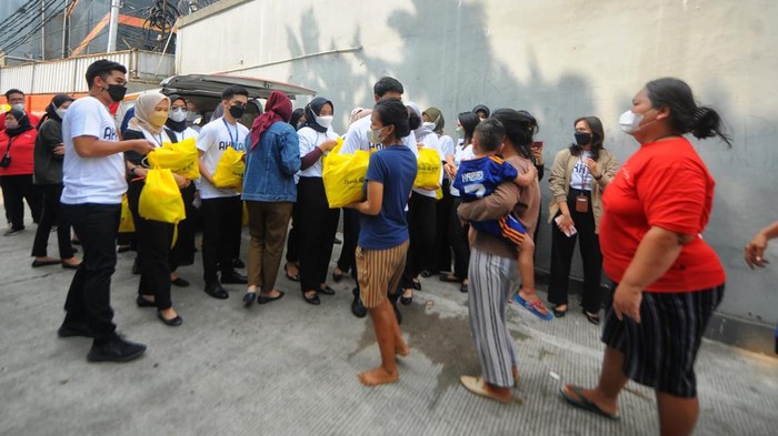 Karyawan usia milenial PT Bank Tabungan Negara (Persero) Tbk. membagikan bantuan paket sembako kepada masyarakat tidak mampu di sekitar kawasan Menara Bank BTN di Jakarta, Senin (11/4). Penyerahan ratusan paket sembako tersebut merupakan komitmen Bank BTN untuk memberikan manfaat bagi masyarakat Indonesia terutama dalam mendukung tercapainya pemenuhan hak dasar manusia. Bantuan bahan pangan tersebut juga disalurkan sebagai bentuk Tanggung Jawab Sosial dan Lingkungan (TJSL) Bank BTN sebagai bagian dari BUMN.