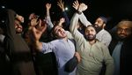 Sambut Anggota Parlemen Pakistan, Warga Rayakan Lengsernya Imran Khan