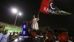 Sambut Anggota Parlemen Pakistan, Warga Rayakan Lengsernya Imran Khan