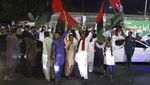 Sambut Anggota Parlemen Pakistan, Warga Rayakan Lengsernya Imran Khan