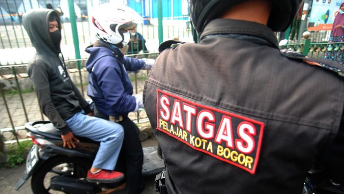 Satgas Bogor Amankan Pelajar yang Ingin Ikut Demo di Jakarta Satgas pelajar menunjukkan bukti ajakan untuk pelajar SMK mengikuti unjuk rasa di Jakarta, di kawasan Stasiun Bogor, Jawa Barat, Senin (11/4/2022). Kepala Dinas Pendidikan Jawa Barat Dedi Supandi mengatakan pihaknya melarang siswa SMA dan SMK mengikuti unjuk rasa di Jakarta pada Senin (11/4/2022) yang tertuang dalam surat himbauan yang telah disebar ke seluruh cabang dinas pendidikan di Provinsi Jawa Barat. ANTARA FOTO/Arif Firmansyah/rwa.