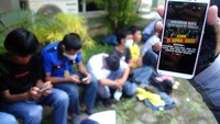 Satgas pelajar menunjukkan bukti ajakan untuk pelajar SMK mengikuti unjuk rasa di Jakarta, di kawasan Stasiun Bogor, Jawa Barat, Senin (11/4/2022).