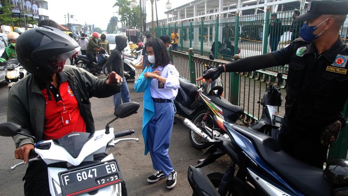 Satgas pelajar menunjukkan bukti ajakan untuk pelajar SMK mengikuti unjuk rasa di Jakarta, di kawasan Stasiun Bogor, Jawa Barat, Senin (11/4/2022). Kepala Dinas Pendidikan Jawa Barat Dedi Supandi mengatakan pihaknya melarang siswa SMA dan SMK mengikuti unjuk rasa di Jakarta pada Senin (11/4/2022) yang tertuang dalam surat himbauan yang telah disebar ke seluruh cabang dinas pendidikan di Provinsi Jawa Barat. ANTARA FOTO/Arif Firmansyah/rwa.