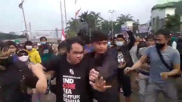 Screenshot detik-detik Ade Armando dipukuli di tengah demo 11 April (dok. Istimewa)