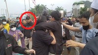 Dalam video itu, Dhia terlihat memakai jaket dan topi hitam. Dia memukul Ade Armando dari belakang. (dok. Istimewa)