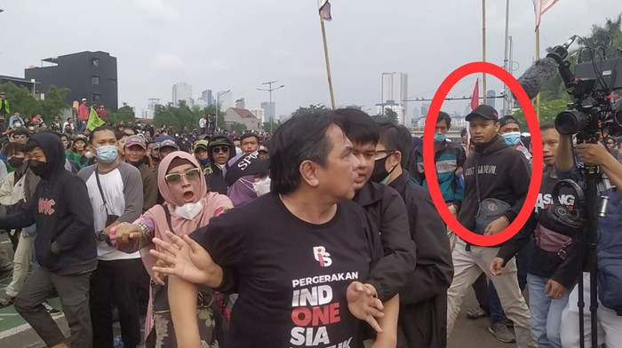 Screenshot detik-detik Ade Armando dipukuli di tengah demo 11 April (dok. Istimewa) Screenshot detik-detik Ade Armando dipukuli di tengah demo 11 April (dok. Istimewa)