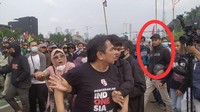 Potret Dhia saat memukul Ade Armando terlihat jelas dalam video viral. Sosok Dhia dilingkari merah. (dok. Istimewa)