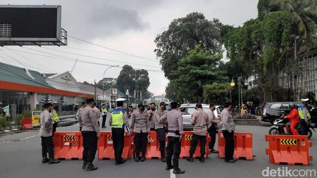 Sejumlah mahasiswa di Bogor akan berdemonstrasi di Istana Bogor. Akses kendaraan menuju Istana Bogor untuk sementara ditutup. (M Sholihin/detikcom)