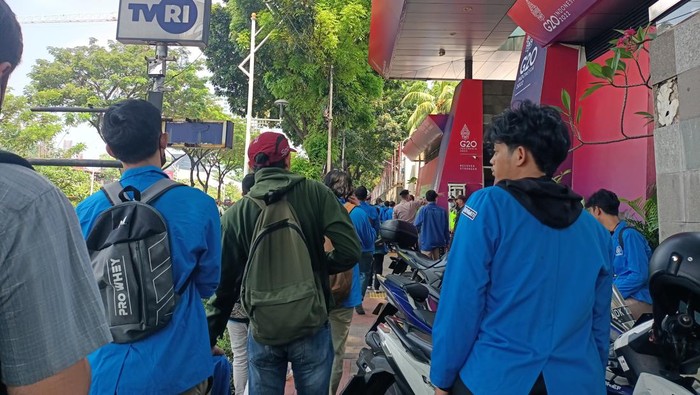 Sejumlah mahasiswa tiba di Jalan Gerbang Pemuda, Senayan, Tanah Abang, Jakpus untuk bersiap demo.