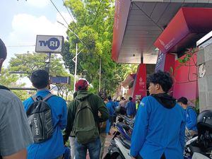 Siap-siap Demo Hari Ini, Sejumlah Mahasiswa Tiba di Jl Gerbang Pemuda