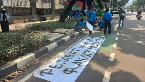 Sejumlah mahasiswa tiba di Jalan Gerbang Pemuda, Senayan, Tanah Abang, Jakpus untuk bersiap demo.