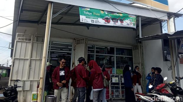 Sejumlah mahasiswa yang tergabung dalam aksi demo mencari minuman di minimarket Makassar.