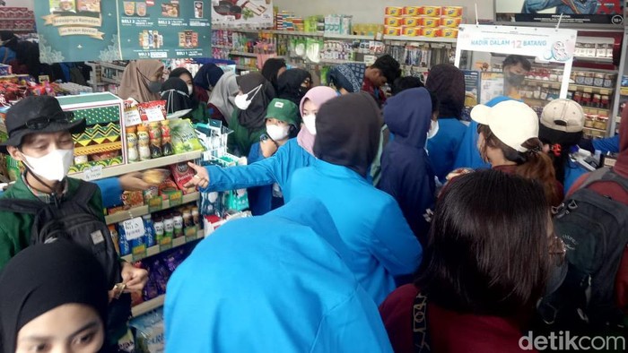 Sejumlah mahasiswa yang tergabung dalam aksi demo mencari minuman di minimarket Makassar.
