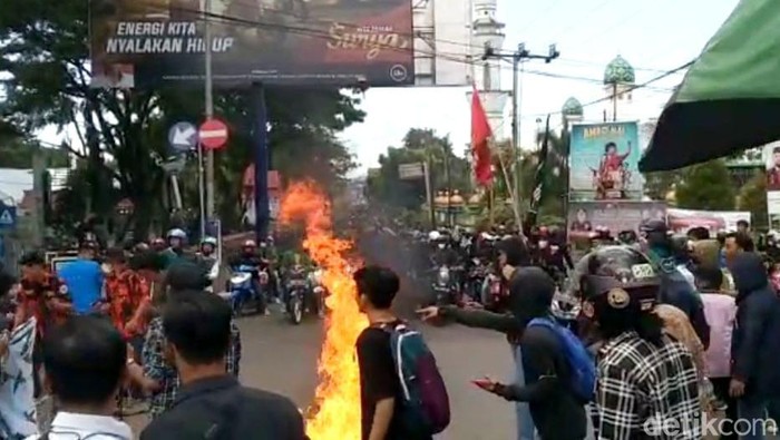 Seorang koordinator aksi demo 11 April di Bone, Sulsel terbakar saat aksi bakar ban (detikSulsel/Agung Pramono)