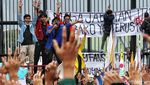 Serbu Gedung DPR, Mahasiswa Panjat Pagar