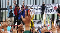 Massa aksi memasang spanduk Masa Jabatan Itu Bukan Sembako yang Terus Naik dan Lekas Membaik Indonesia.  