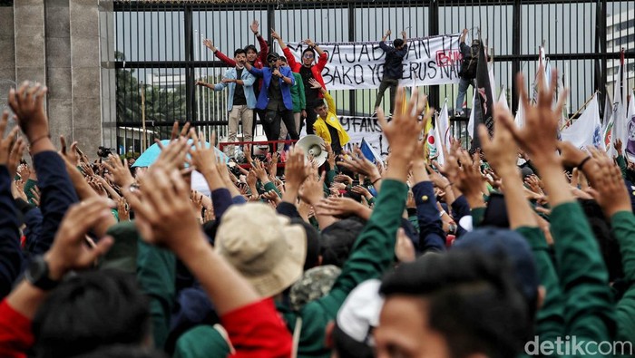 Pantauan detikcom di Gedung DPR RI, Jakarta Pusat, Senin (11/4/2022), massa aksi mulai merapat ke pintu utama Gedung DPR RI. Perwakilan dari mereka memanjat pagar hitam yang di DPR.