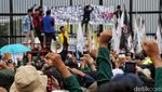 Serbu Gedung DPR, Mahasiswa Panjat Pagar