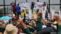 Sebelumnya, massa aksi yang tergabung dalam aliansi BEM Seluruh Indonesia (SI) mulai berdatangan ke Gedung DPR/MPR RI, Jakarta Pusat (Jakpus). Mereka membawa spanduk penolakan presiden tiga periode.  