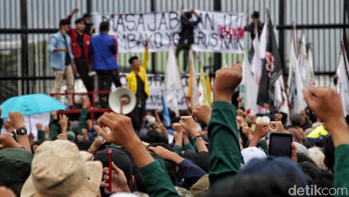 Pantauan detikcom di Gedung DPR RI, Jakarta Pusat, Senin (11/4/2022), massa aksi mulai merapat ke pintu utama Gedung DPR RI. Perwakilan dari mereka memanjat pagar hitam yang di DPR.