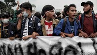Pantauan detikcom di lokasi, sekitar pukul 13.46 WIB, terlihat massa aksi bergerak menuju Gedung DPR. Massa demo 11 April ini datang sambil menyuarakan hidup mahasiswa.  