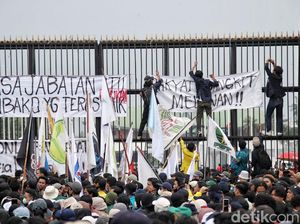 Massa Demo 11 April Lempari Polisi Pakai Botol Kemasan, Dibalas Gas Air Mata