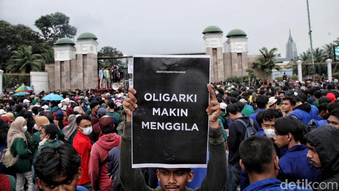 Pantauan detikcom di Gedung DPR RI, Jakarta Pusat, Senin (11/4/2022), massa aksi mulai merapat ke pintu utama Gedung DPR RI. Perwakilan dari mereka memanjat pagar hitam yang di DPR.