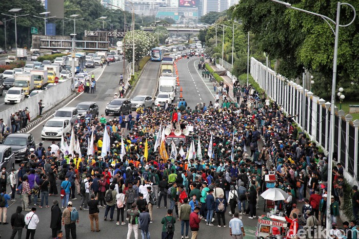 Pantauan detikcom di Gedung DPR RI, Jakarta Pusat, Senin (11/4/2022), massa aksi mulai merapat ke pintu utama Gedung DPR RI. Perwakilan dari mereka memanjat pagar hitam yang di DPR.
