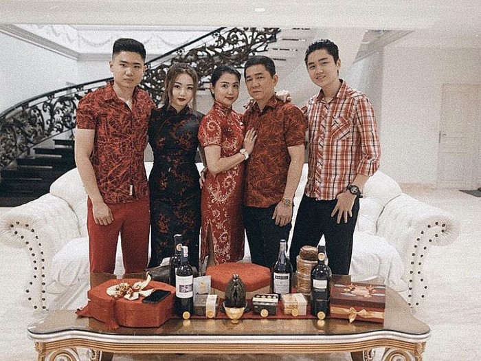 Si Cantik Vanessa Khong Saat Makan Bersama Keluarga
