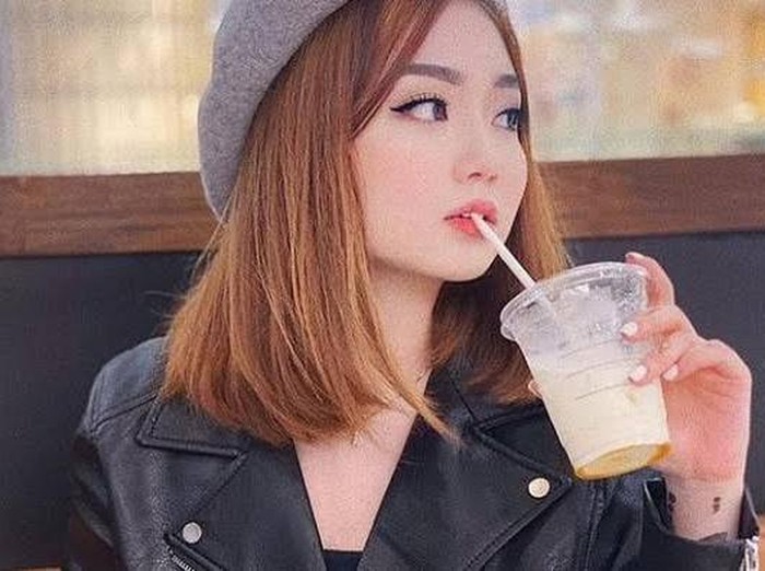 Si Cantik Vanessa Khong Saat Makan Bersama Keluarga