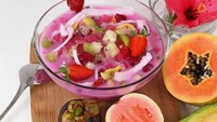 Sop Buah dan Rujak Uleg Cipta Rasa di bilangan Pasar Rebo juga tak kalah menggoda. Di sini kamu bisa jajan sop buah sekaligus rujak buah. Harganya serba Rp 10 ribuan. Selain beli langsung, kamu juga bisa pesan lewat aplikasi ojol.  Foto: istock/GrabFood