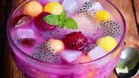Kedai satu ini terbilang komplet, ada menu buah potong, sop buah, jus buah hingga salad buah. Coba sambangi kedai Sikembar yang ada di Palmerah. Kalau malas keluar rumah, cukup order lewat aplikasi ojol.  Foto: istock/GrabFood