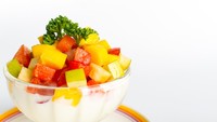 Sop buah satu ini pasti bikin ketagihan para penggemar durian. Bagaimana tidak, sop buah di Kedai Katineung disajikan dengan kuah jus durian yang harum dan manis legit.  Foto: istock/GrabFood