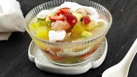 Kamu yang tinggal di kawasan Cinere bisa jajan sop buah di kedai Sop Buah Fany Joss. Menu andalannya ada sop buah original dan sop buah kurma. Paling pas buat buka puasa.  Foto: istock/GrabFood
