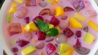 Di kedai Sop Buah Mamah Rinah yang berlokasi di Setiabudi, Jakarta Selatan ada sop buah segar. Isiannya terbilang komplet mulai dari melon, apel, anggur hingga kelengkeng. Foto: istock/GrabFood