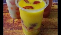 Rasa manis sop buah bisa menggantikan energi yang yang hilang setelah seharian puasa. Kamu bisa jajan Sop Buah Harum Manis di Condet saat ngabuburit sore.  Foto: istock/GrabFood