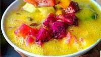 Sop Buah Cita Rasa Pak Man di kawasan Kalibata juga siap melegakan tenggorokan. Isian sop buahnya antara lain apel, melon, anggur, blewah, jelly dan kelapa muda. Sop buah segar paling nikmat buat buka puasa.  Foto: istock/GrabFood