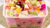 Sop Buah Damai 87 di Cililitan juga menawarkan seporsi sop buah segar yang manis. Isiannya bukan hanya buah saja tapi juga ada jelly, nata de coco hingga biji selasih. Foto: istock/GrabFood